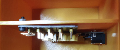 Placas Arduino y HUB I2C atornilladas a la base