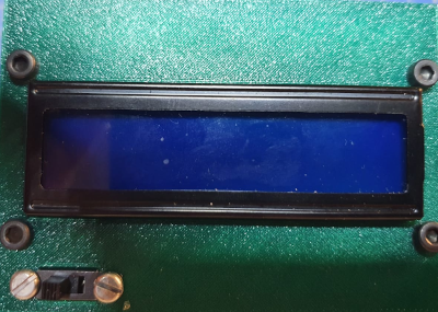 Caja de sensores con LCD e interruptor colocados